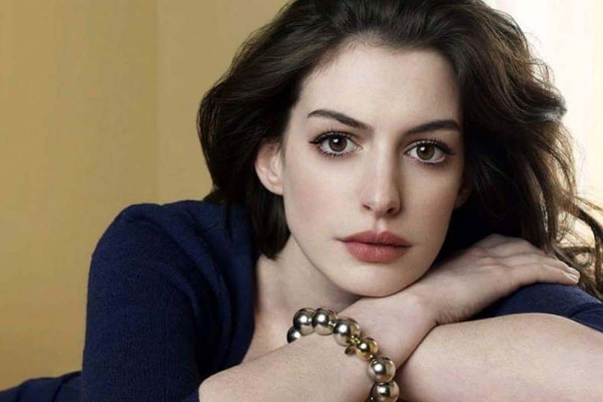 Anne Hathaway Copertina