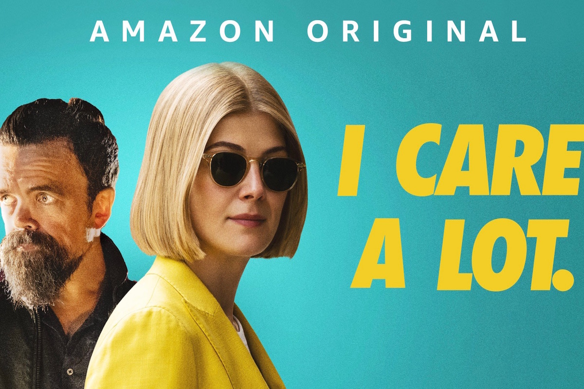 ‘I Care a Lot’: Rosamund Pike rivela il significato dietro quella penna Vape