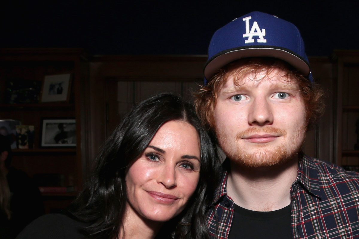 Courteney Cox, Ed Sheeran ricreano la classica dance routine di  Ross e Monica di “Friends”