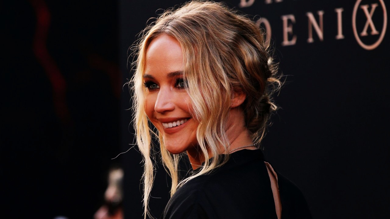 Jennifer Lawrence alla premiere di “No Hard Feelings” fa scalpore: il vestito in 2D lascia senza parole
