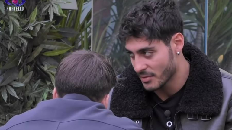 Nel Grande Fratello Chiara Cainelli usa una paletta per dubitare di Javier Martinez
