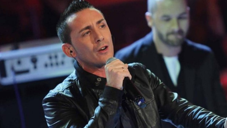 Kekko Silvestre si esibisce al festival nonostante gravi lesioni e polemiche sul management