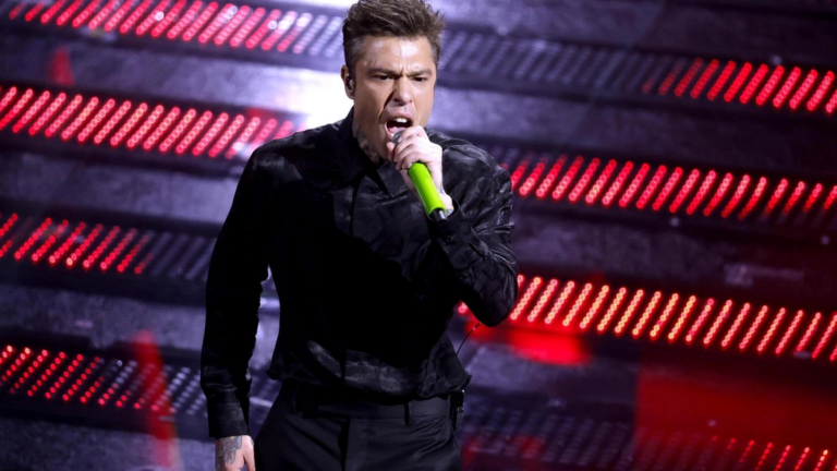 Fedez e il ritorno a Sanremo: crisi emotiva, pressioni mediatiche e il rischio ritiro