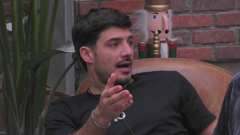 Grande Fratello, Lorenzo fa il dito medio a Helena e provoca polemiche sul gieffino milanese