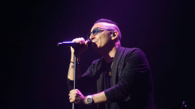 Sanremo durante le prove Kekko dei Modà cade dalle scale e si infortuna a una costola