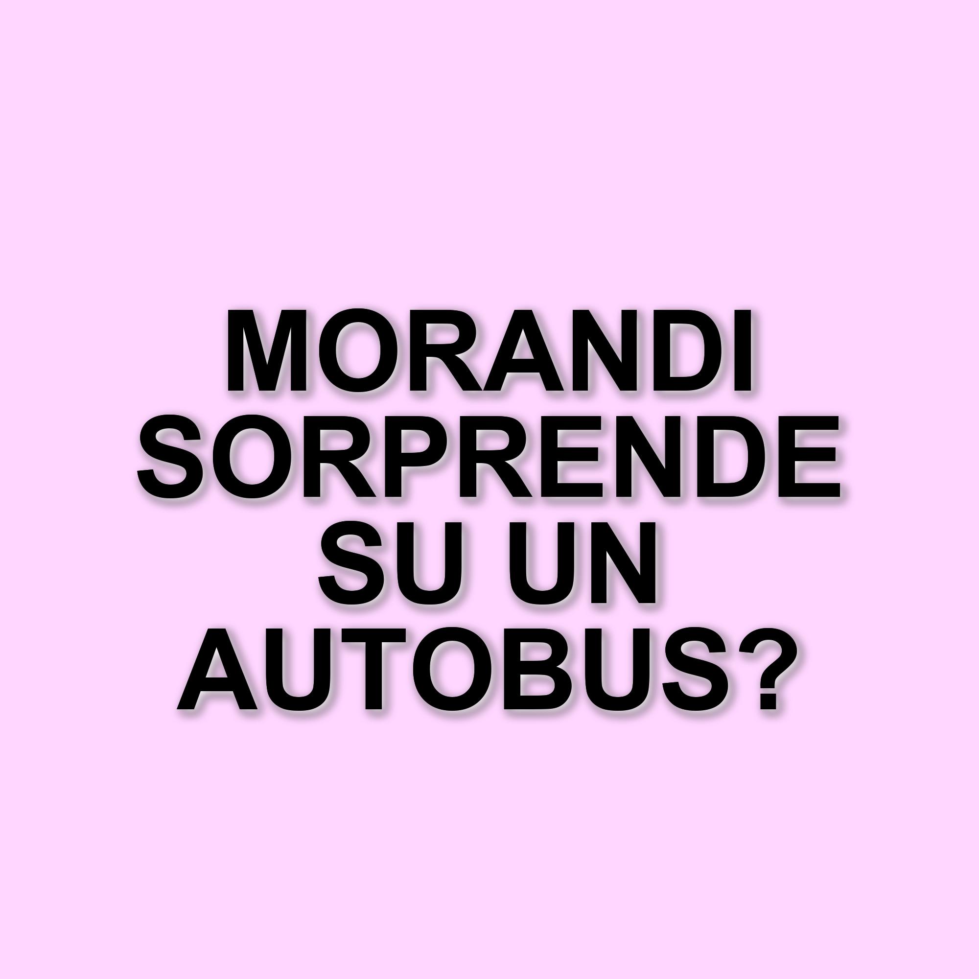 Gianni Morandi intrattiene i passeggeri di un autobus a Bologna con la sua ironia